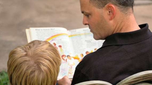 daddy-reading-behind-2