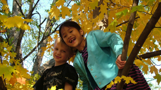 kids-play-in-the-autumn-leaves-2